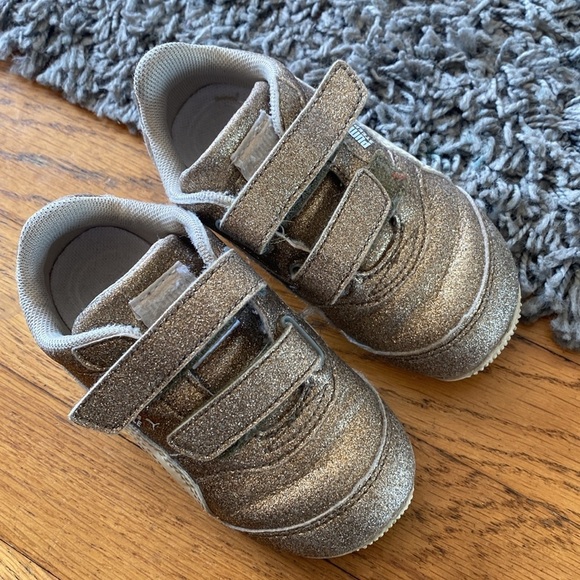 Puma Toddler Gold Glitter Velcro Sneakers Size 6 - Picture 2 of 9